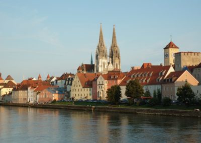 Pohled na katedrálu s Dunajem v popředí