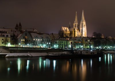 Pohled na noční Regensburg s katedrálou a Dunajem