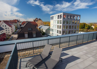 Terrasse mit Sonnenliegen einens besonderen 2-Zimmer Apartments