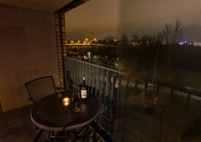 Balkon mit Blick auf Regensburg in der Nacht