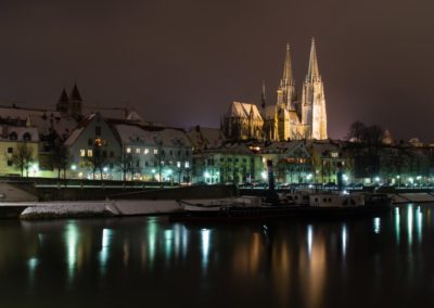 Blick auf Regensburg bei Nacht mit Dom und Donau