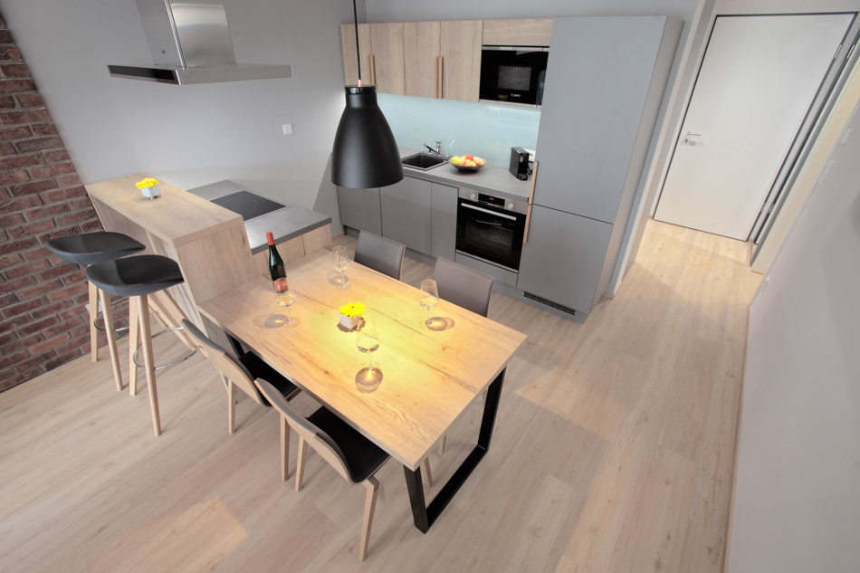 2-Zimmer apartment Blick auf Küche und Esstisch