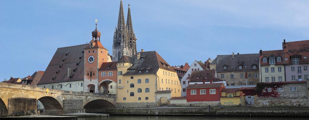 Blick auf Regensburg mit Steinerner Brücke und Dom
